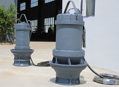 How does a submersible mixed flow pump work?