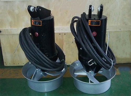 What is the mixing speed of a submersible agitator mixer