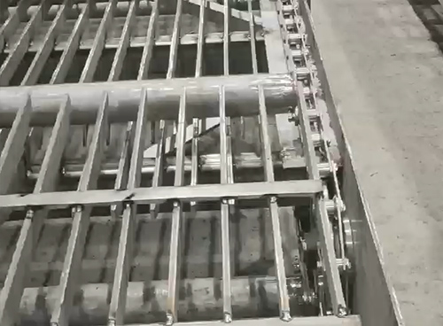 What is trash rake bar screen construction?