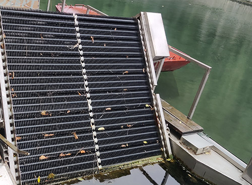 How does the bar screen remove waste？