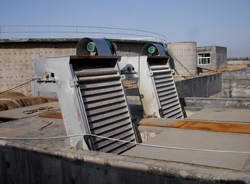 What do bar screens in a treatment plant help to remove dash？