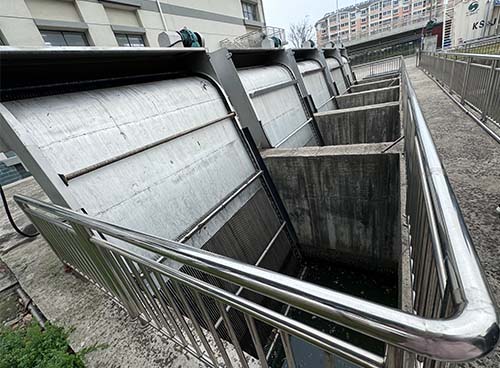 How is wastewater treated in a bar screen？