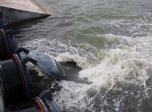 How does a vertical axial pump deliver liquid？